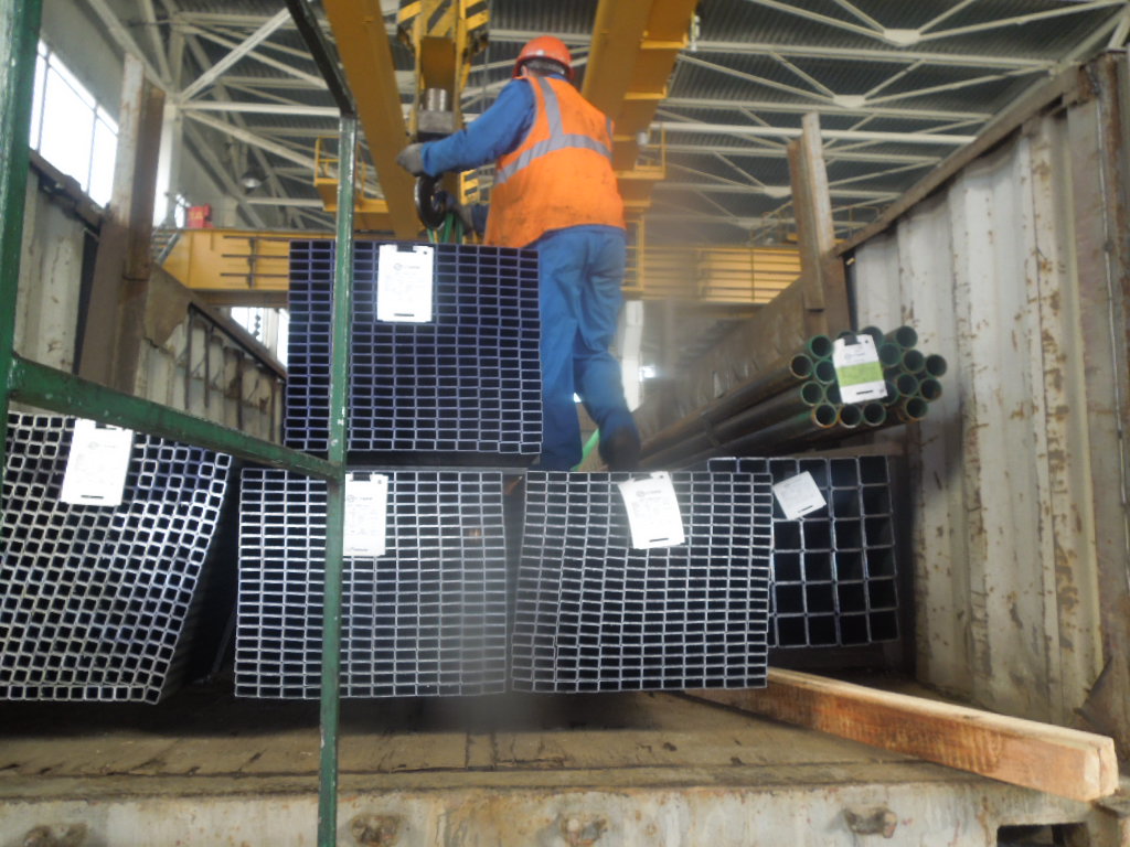 Погрузка сборной машины тр кв 80х80х3, тр пр 40х20х1,5 тр э/с 57х4